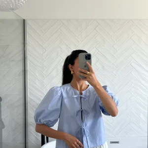 Blouse manches bouffantes à nouer