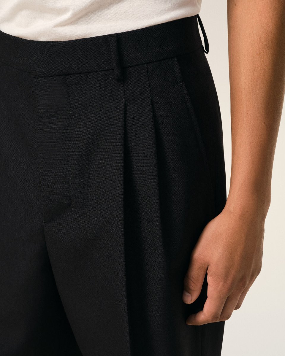 Bermuda Large Noir Taille Basse en Laine Vierge – Image 6