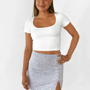 Jupe courte fleurie avec fente et boutons lilas