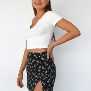 Jupe courte fleurie avec fente et boutons noir