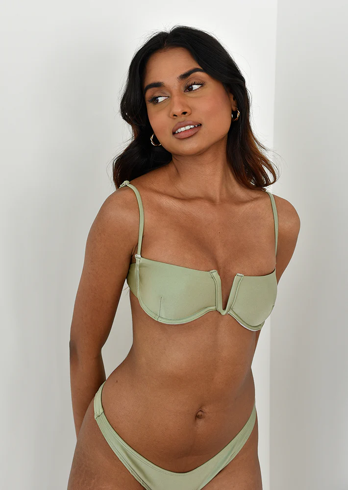 Top bikini satiné vert armature V
