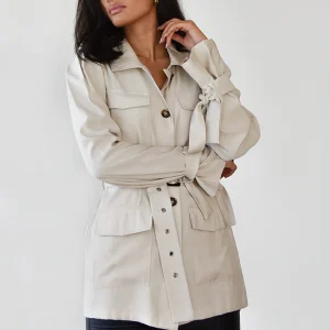Veste beige avec ceinture à la taille