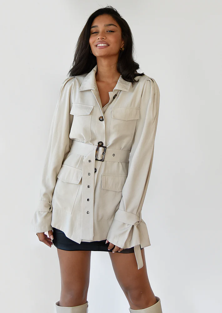 Veste beige avec ceinture à la taille – Image 3
