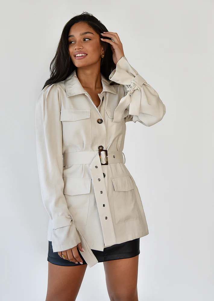 Veste beige avec ceinture à la taille – Image 6